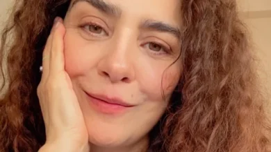 Letícia Sabatella em momento feliz ao lado de seus cães.