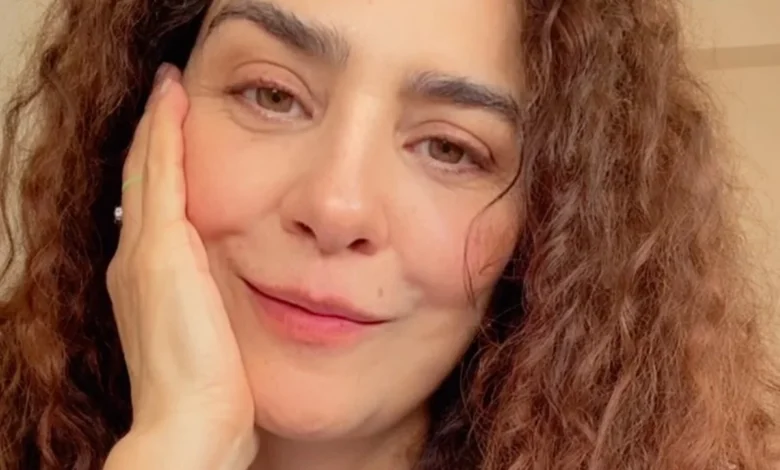 Letícia Sabatella em momento feliz ao lado de seus cães.