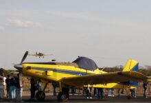 Avião agrícola sobrevoando lavoura em Goiás.
