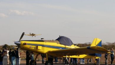 Avião agrícola sobrevoando lavoura em Goiás.