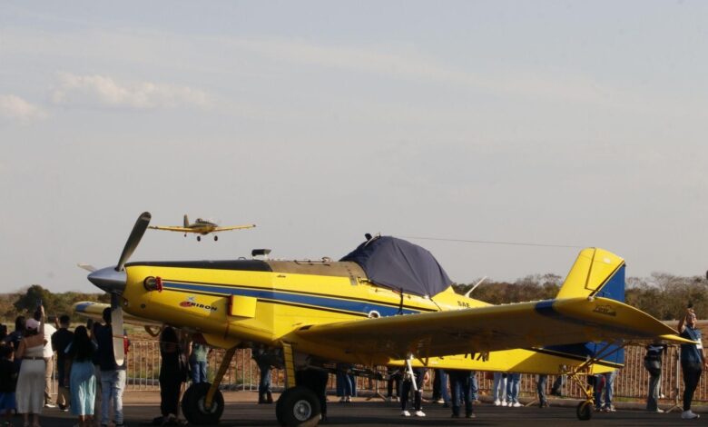 Avião agrícola sobrevoando lavoura em Goiás.