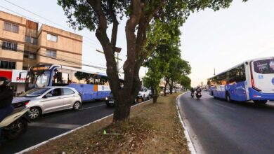Avenida Rio Verde em Goiânia com bloqueio para obras do BRT Norte-Sul.