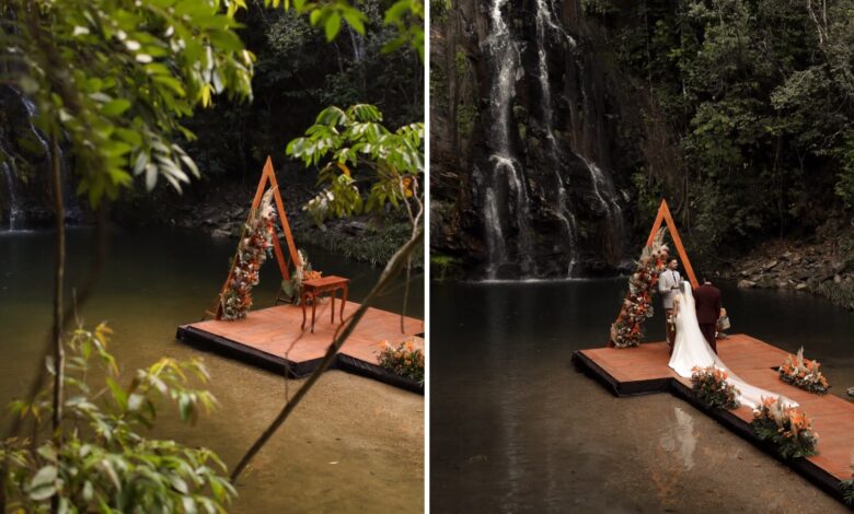 Cerimônia de casamento realizada em uma cachoeira cercada por natureza em Goiás.