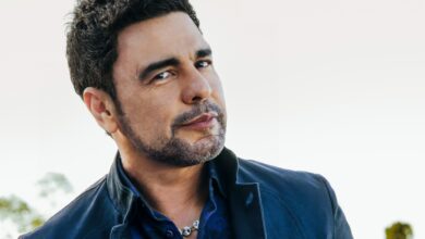 Zezé Di Camargo ao lado de cavalos resgatados em sua fazenda.