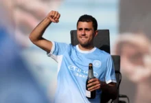 Rodri durante apresentação no Barcelona após deixar o Manchester City.