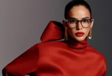 Bruna Marquezine segurando óculos Ray-Ban Meta.