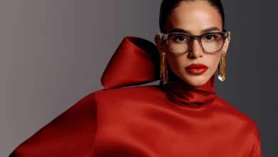 Bruna Marquezine segurando óculos Ray-Ban Meta.