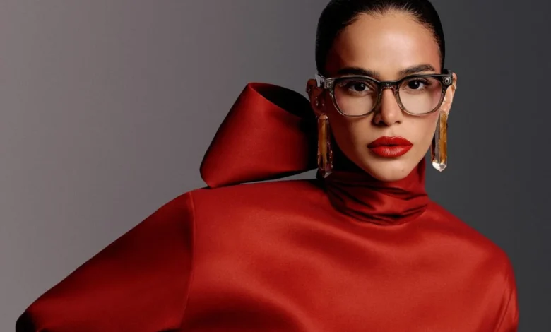 Bruna Marquezine segurando óculos Ray-Ban Meta.