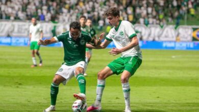 Jogadores do Goiás durante partida contra o Juventude no Estádio da Serrinha.