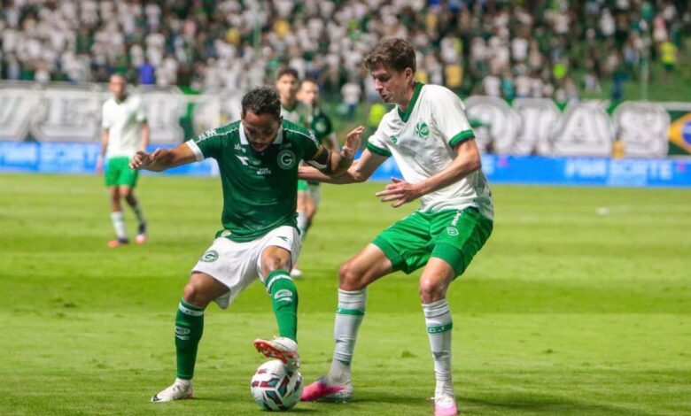Jogadores do Goiás durante partida contra o Juventude no Estádio da Serrinha.
