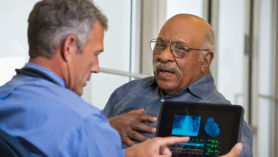 Médico medindo a pressão arterial de um paciente.