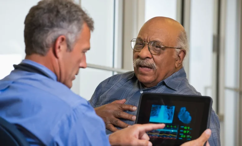 Médico medindo a pressão arterial de um paciente.