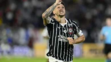 Jogadores do Corinthians em campo durante partida de futebol.