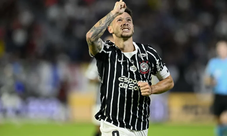 Jogadores do Corinthians em campo durante partida de futebol.
