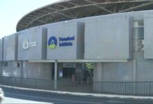 Terminal de ônibus em Goiânia com estrutura moderna e pessoas circulando.