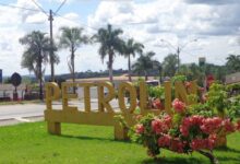 Letreiro na entrada da cidade de Petrolina de Goiás