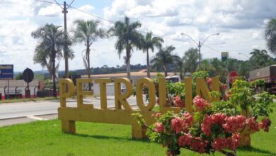 Letreiro na entrada da cidade de Petrolina de Goiás