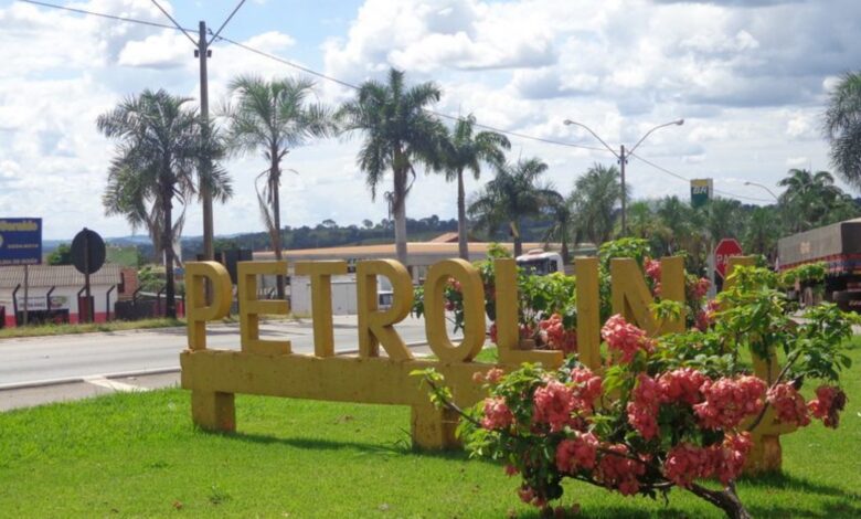 Letreiro na entrada da cidade de Petrolina de Goiás