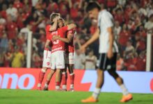 Jogadores do Vila Nova em ação durante partida contra a Ponte Preta.