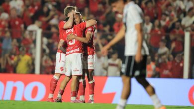 Jogadores do Vila Nova em ação durante partida contra a Ponte Preta.