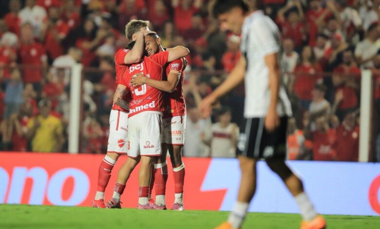 Jogadores do Vila Nova em ação durante partida contra a Ponte Preta.