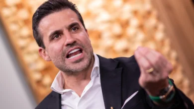 Pablo Marçal em um palanque com microfone.