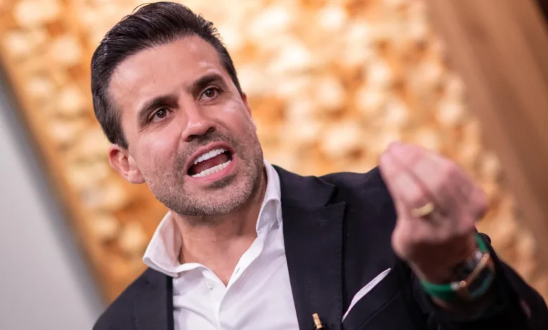 Pablo Marçal em um palanque com microfone.