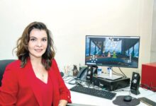 Imagem de uma urna eletrônica em Goiás, destacando o tema do assédio eleitoral.