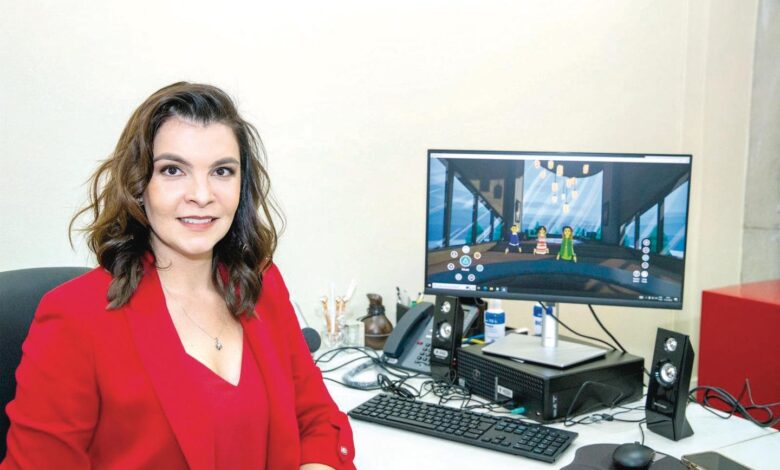 Imagem de uma urna eletrônica em Goiás, destacando o tema do assédio eleitoral.