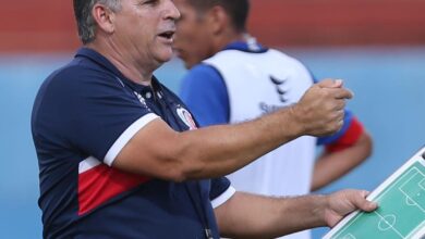 Técnico Zé Humberto em campo.