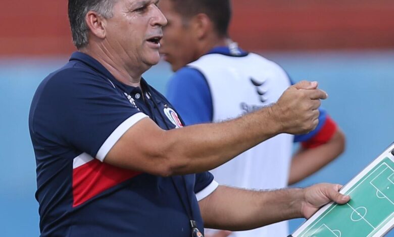 Técnico Zé Humberto em campo.
