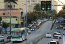 Ônibus do BRT Leste-Oeste em movimento em Goiânia.