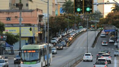 Ônibus do BRT Leste-Oeste em movimento em Goiânia.