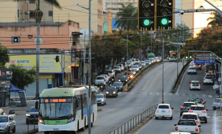 Ônibus do BRT Leste-Oeste em movimento em Goiânia.