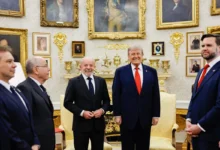Presidentes Lula e Trump em reunião na Casa Branca.