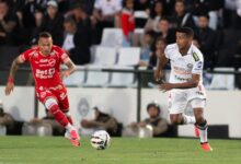 Jogadores do Vila Nova e Operário-PR disputam bola em campo.