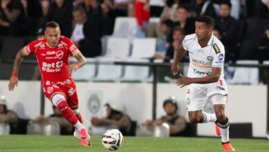 Jogadores do Vila Nova e Operário-PR disputam bola em campo.