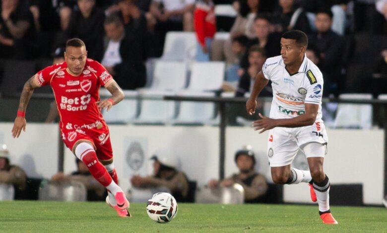 Jogadores do Vila Nova e Operário-PR disputam bola em campo.