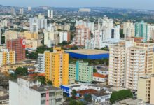 Visão de uma casa e um prédio de apartamentos, ilustrando a escolha entre os dois.