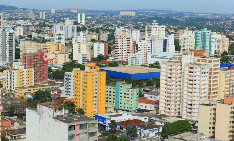 Visão de uma casa e um prédio de apartamentos, ilustrando a escolha entre os dois.