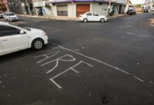Placa de trânsito em rua movimentada de Goiânia.