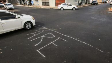 Placa de trânsito em rua movimentada de Goiânia.