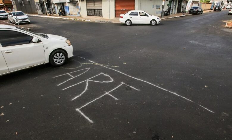 Placa de trânsito em rua movimentada de Goiânia.