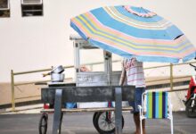Vendedores ambulantes atuando em vias públicas de Goiânia.