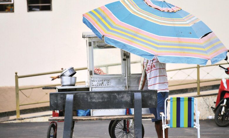 Vendedores ambulantes atuando em vias públicas de Goiânia.