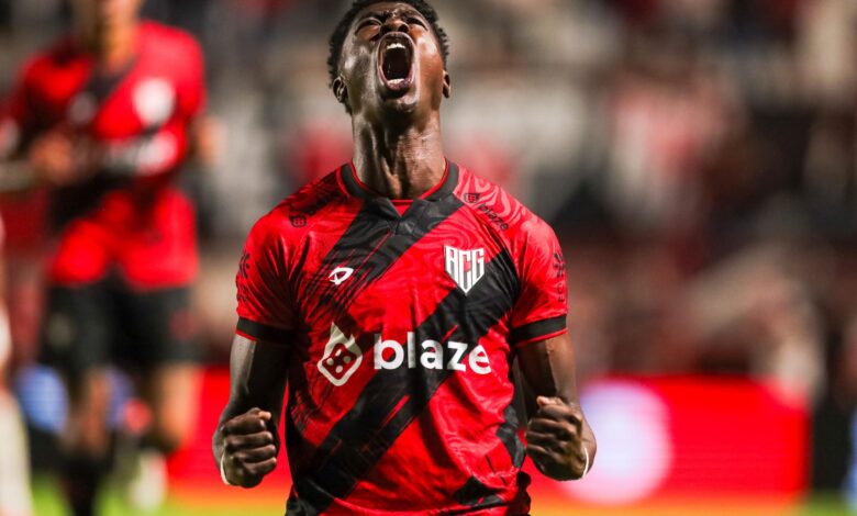 Jogadores do Atlético-GO comemorando gol em campo.