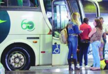 Ônibus de viagem interestadual em terminal rodoviário.