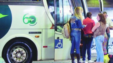 Ônibus de viagem interestadual em terminal rodoviário.