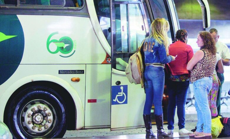 Ônibus de viagem interestadual em terminal rodoviário.