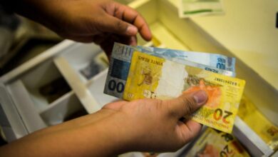 Notas de real em uma carteira, simbolizando o aumento do salário mínimo.